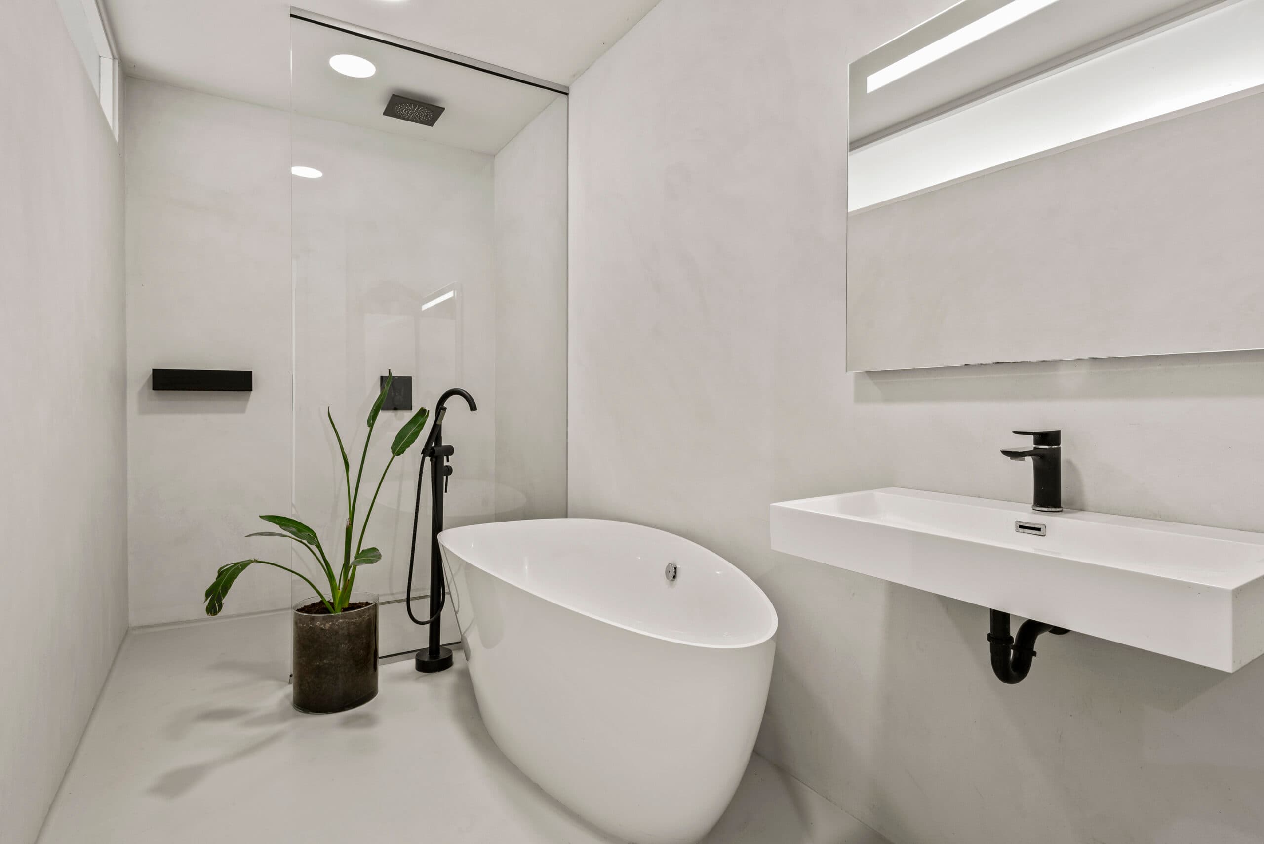 Badkamer met ligbad